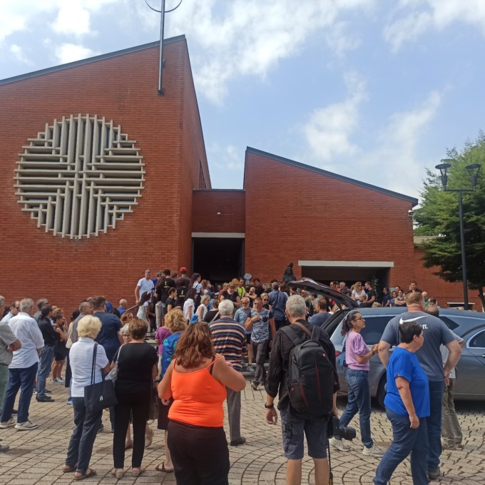 Cassina, una folla di amici e parenti al funerale di Leonardo Ciolino