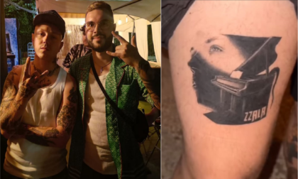 Fan di Lazza si tatua il volto del cantante su una coscia: l'incontro col suo idolo