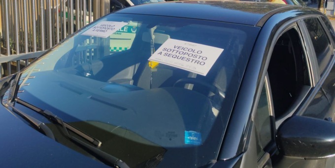 Ubriaco e senza patente: denunciato