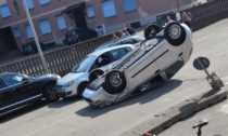 Scontro tra auto a Pioltello, una si ribalta. Chiamati i Vigili del Fuoco