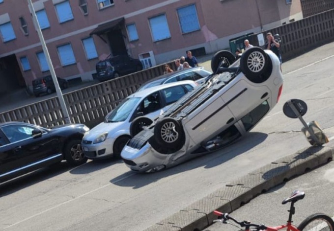 Scontro tra auto a Pioltello, una si ribalta. Chiamati i Vigili del Fuoco