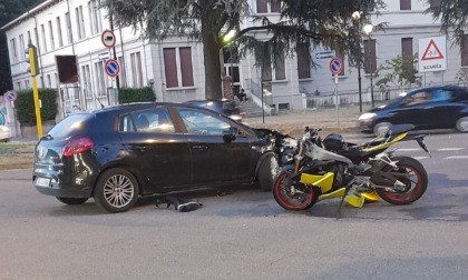 Spaventoso scontro a Brugherio, motociclista diciottenne miracolato