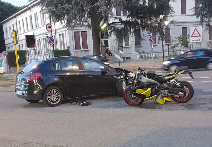 Spaventoso scontro a Brugherio, motociclista diciottenne miracolato