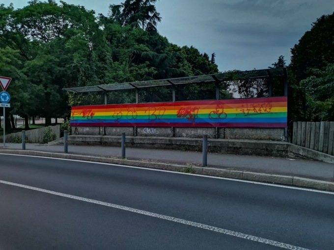 Il ponte arcobaleno di Cernusco sul Naviglio preso di mira dai vandali