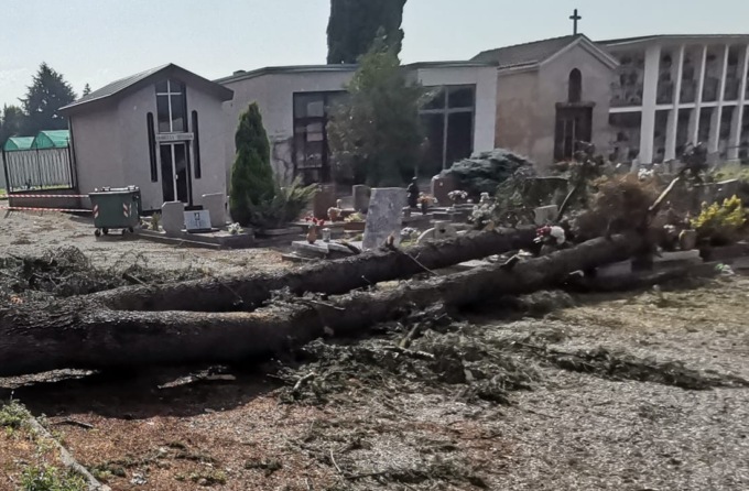 Tromba d’aria, a Cernusco sul Naviglio: chiusi centri estivi e asili nido comunali. Danni anche al cimitero
