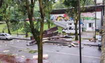Protezione civile all'opera: eroi in "tuta gialla" contro i danni del tornado