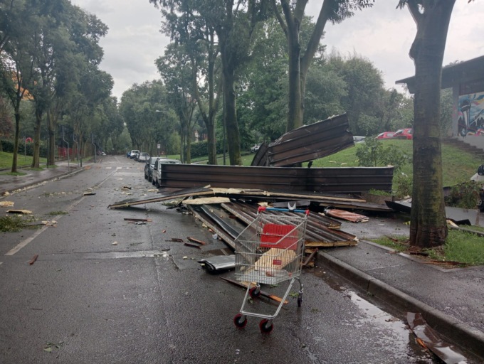 Emergenza maltempo a Cernusco sul Naviglio, altri tetti e cornicioni volati in strada