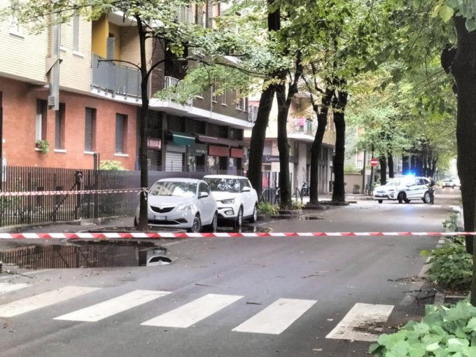 Bufera a Brugherio: tetto divelto e in bilico sugli alberi, strada chiusa