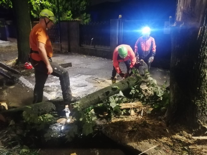 Bufera in Martesana: notte di lavoro per la Protezione civile di Pioltello