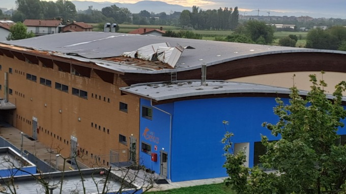 Ancora maltempo, ancora danni: scoperchiato il palazzetto dello sport di Bussero