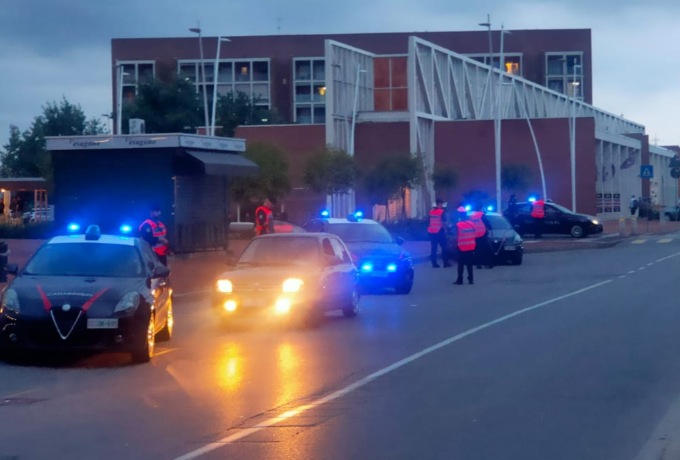 Neanche la bufera ferma i controlli in piazza Garibaldi a Pioltello