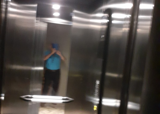 Blackout a Pioltello: anziana bloccata nell’ascensore ha un attacco di panico