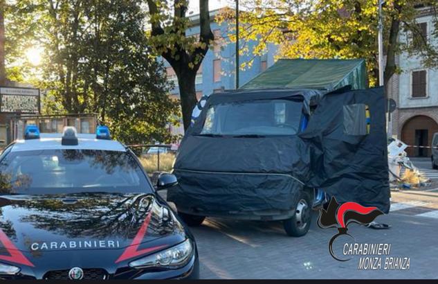 Assalti ai bancomat col “furgone di Batman”, banda arrestata: ha colpito in Martesana