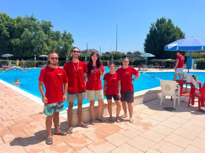Giovane bagnina salva un bimbo di 6 anni che stava affogando in piscina a Cologno Monzese