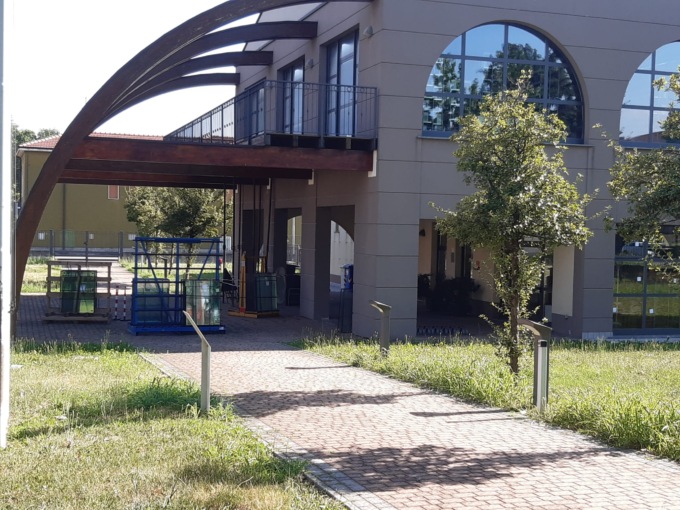 Nuove vetrate per la biblioteca di Vaprio, erano state spaccate a martellate