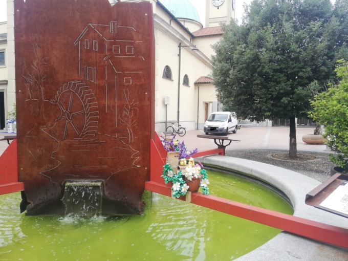 Acqua verde della fontana, sterpaglie e piante secche in centro: il Pd di Carugate punta il dito contro il Comune