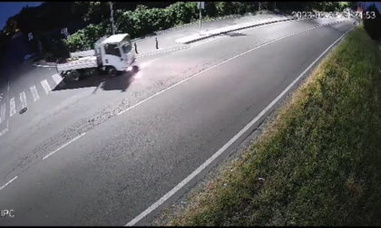 Scarica un camion di rifiuti in mezzo alla strada a Cologno Monzese, ma non si accorge che ci sono le telecamere