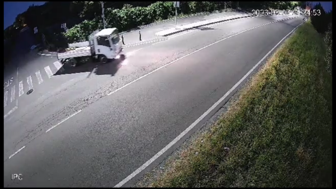 Scarica un camion di rifiuti in mezzo alla strada a Cologno Monzese, ma non si accorge che ci sono le telecamere
