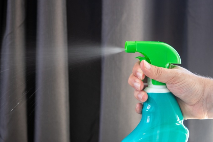 Lo sgrassatore le esplode in mano, ustionata una donna a Pioltello