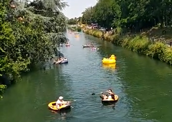 A decine da Gorgonzola a Cernusco sul Naviglio solcando il Naviglio in gommone