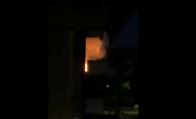 Incendio sul balcone di una casa a Carugate, arrivano i pompieri