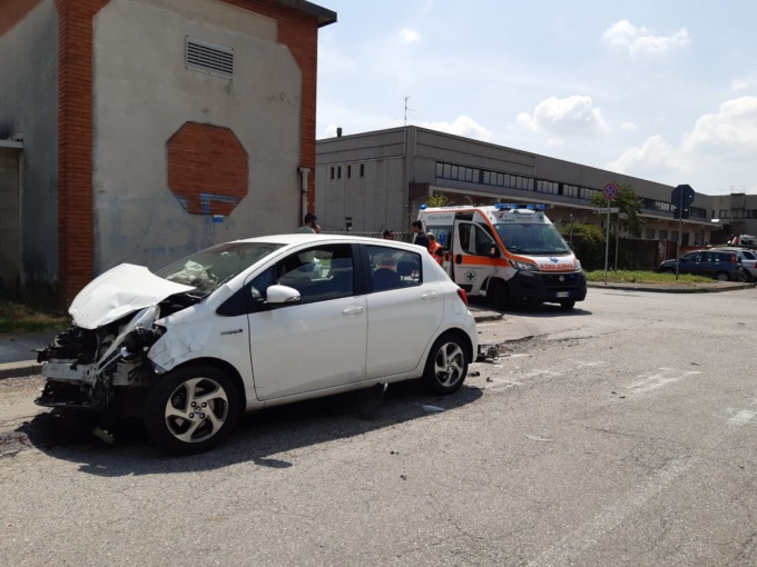 incidente pioltello auto contro camion
