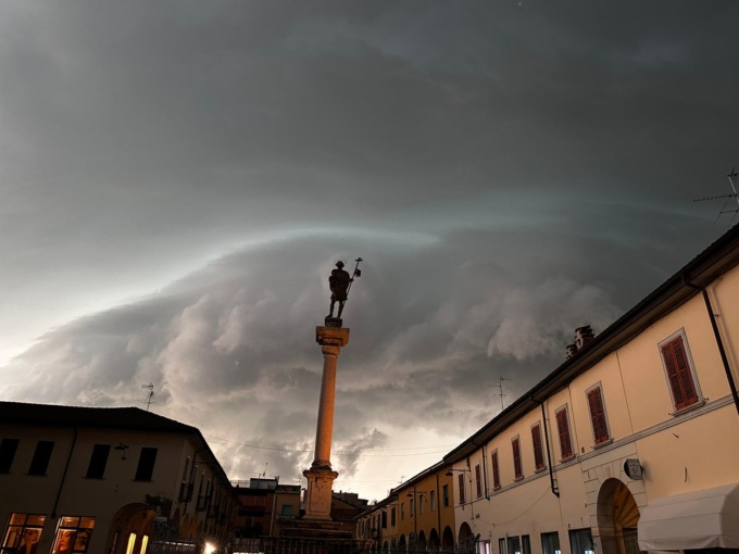 La tempesta devasta Melzo: scoperchiati i tetti, alberi crollati e strade allagate