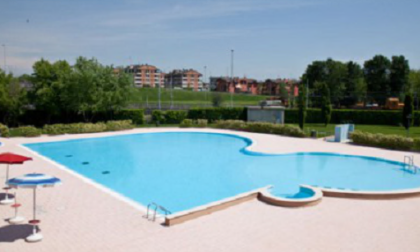 Bagni "illegali" nella piscina comunale di Cologno Monzese