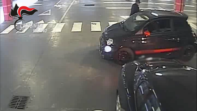 Rapine con auto rubate poi date alle fiamme, tre arresti
