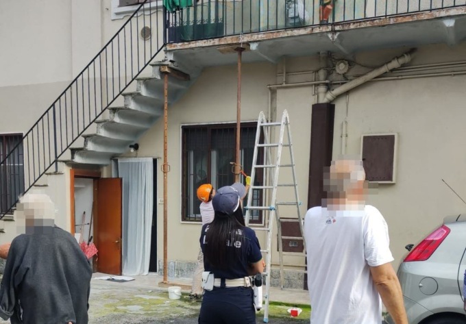 Scala pericolante in una casa di corte di Brugherio, intervengono pompieri e Polizia Locale