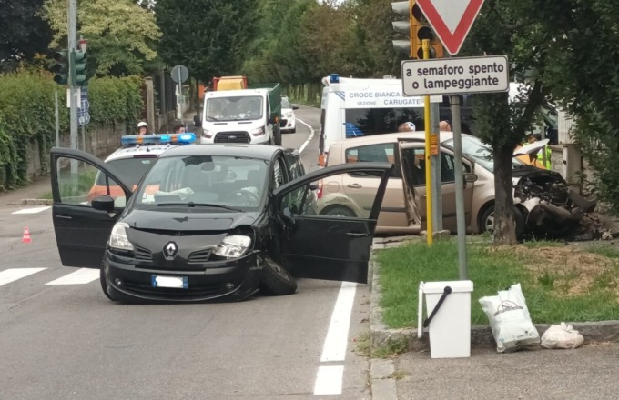 Impressionante scontro in un incrocio a Pozzuolo Martesana, intervengono i Vigili del Fuoco