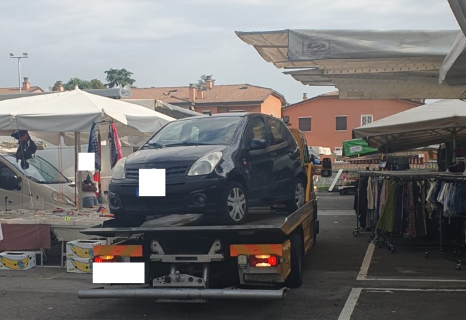 Sosta irregolare al mercato di Segrate, la Polizia Locale rimuove il veicolo