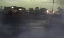 La furia del vento scoperchia i tetti delle case a Cernusco sul Naviglio: IL VIDEO