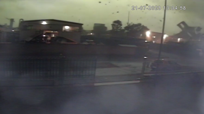 La furia del vento scoperchia i tetti delle case a Cernusco sul Naviglio: IL VIDEO