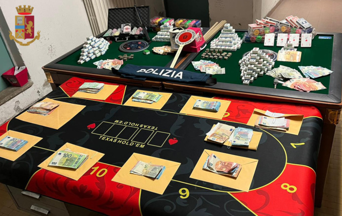 La Polizia di Stato scopre una bisca clandestina: tavoli da gioco, roulette e carte da poker