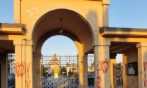 Scritte no vax sulle mura del cimitero: vandali in azione