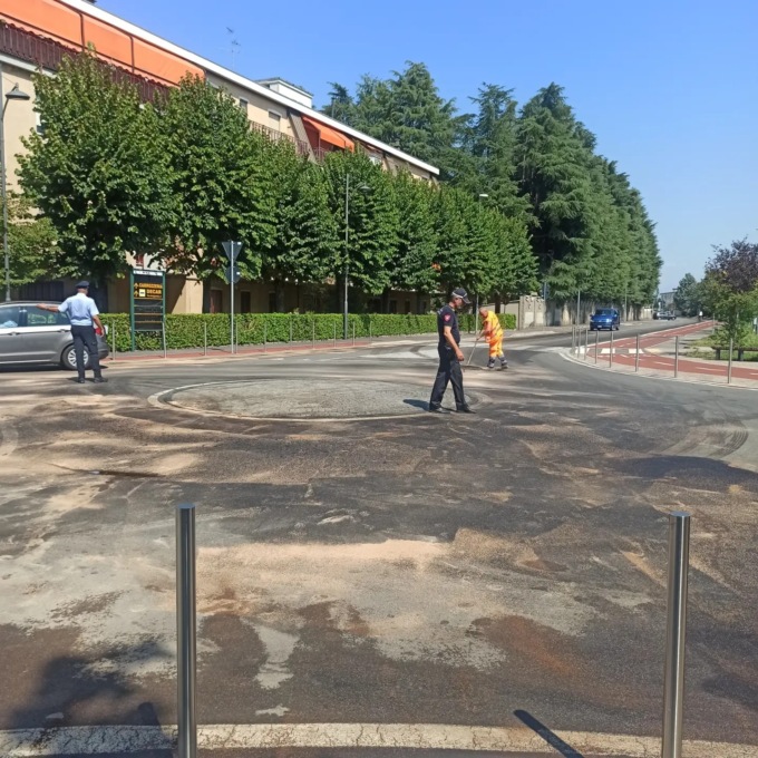 Camion perde gasolio sulla rotonda, strada chiusa a Carugate