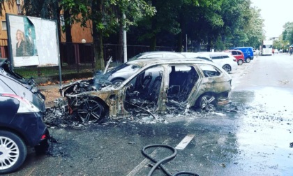 Auto in fiamme a Segrate: mamma e figlio scendono appena in tempo