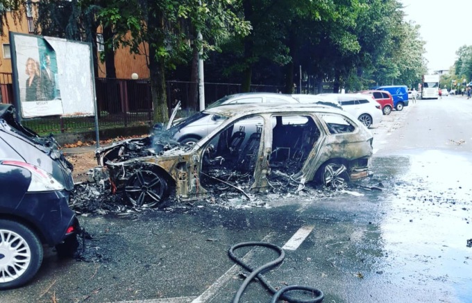 Auto in fiamme a Segrate: mamma e figlio scendono appena in tempo