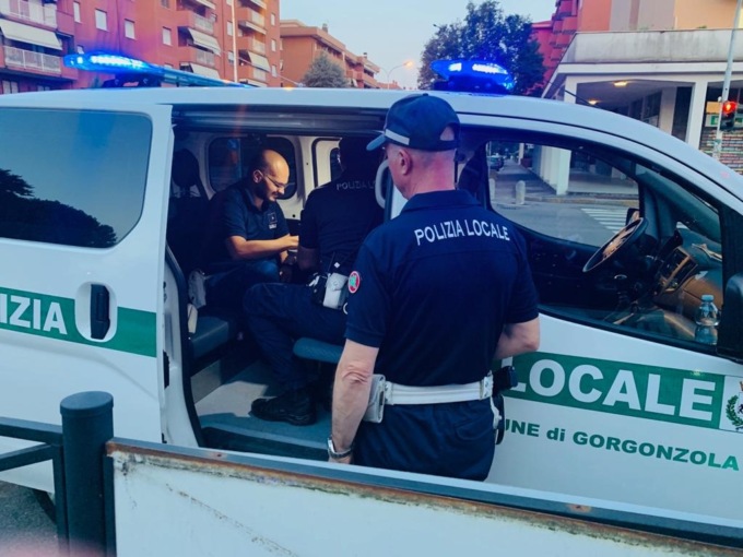 Derubano una donna e poi scappano: inseguiti dalla Polizia Locale di Gorgonzola