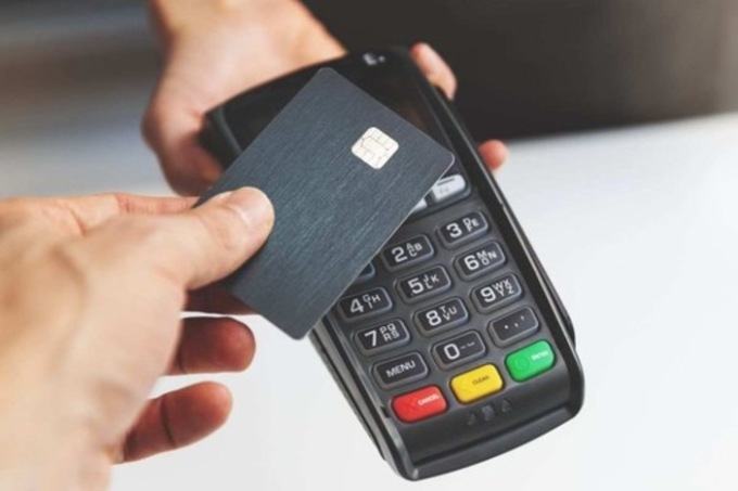 Vuole pagare le sigarette con il Pos, ma il gestore si rifiuta: arrivano i Carabinieri