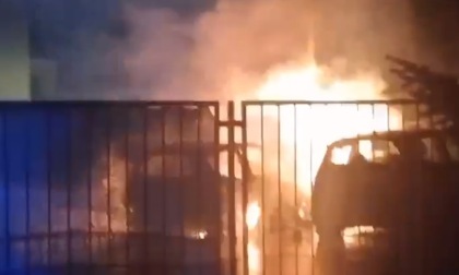 Allarme piromane a Fara Gera d'Adda, tre auto divorate dal fuoco