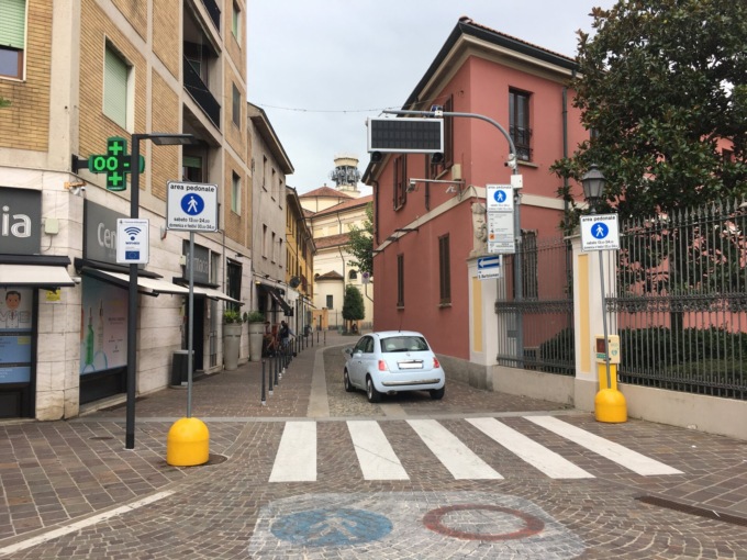 Primo giorno di riapertura della piazza a Brugherio, poche auto in transito e bici contromano