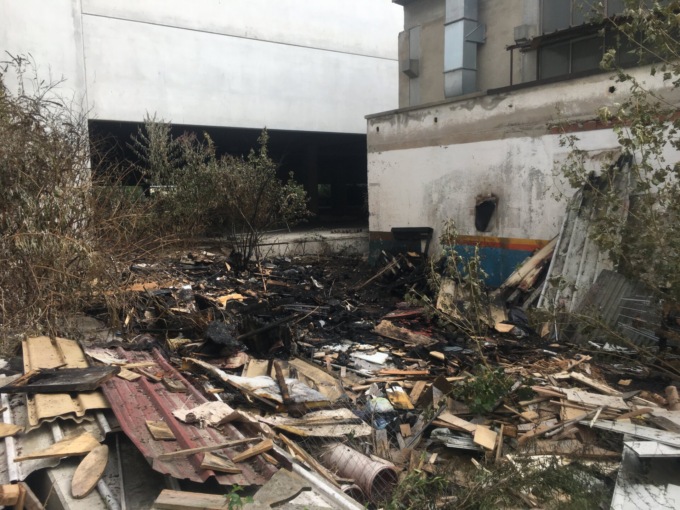 Incendio nel capannone abbandonato di Cologno: scoperto un  ritrovo di disperati