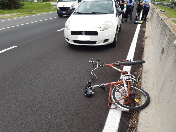 Ciclista investito sulla rotonda della Cassanese: arriva l’elisoccorso