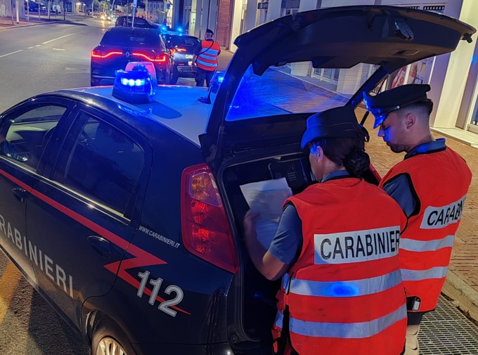 Mezzo nudo molestava le passanti in stazione: arrestato dai Carabinieri