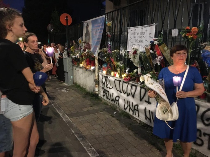 Migliaia di candele a Cologno per ricordare Sofia: “Basta femminicidi”
