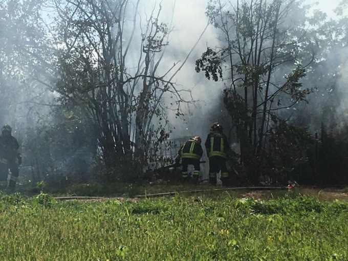 Esplosioni poi il fumo, incendio nei campi tra Carugate e Brugherio