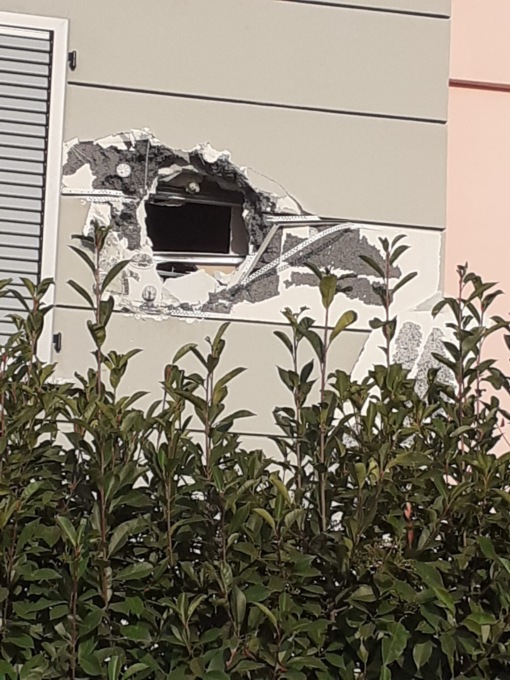 Bucano dall’esterno il muro di una casa di Pozzuolo Martesana per entrare e rubare la cassaforte