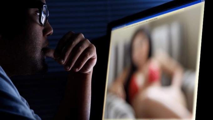 Adescavano minorenni per realizzare materiale pedopornografico e li costringevano ad atti sessuali: due arresti